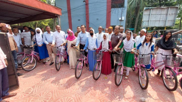 দামুড়হুদায় শিক্ষার্থীদের মাঝে বাইসাইকেল বিতরণ