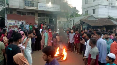 ফেল করা পরীক্ষার্থীদের পাস করানোর দাবিতে শিক্ষা বোর্ড অবরোধ