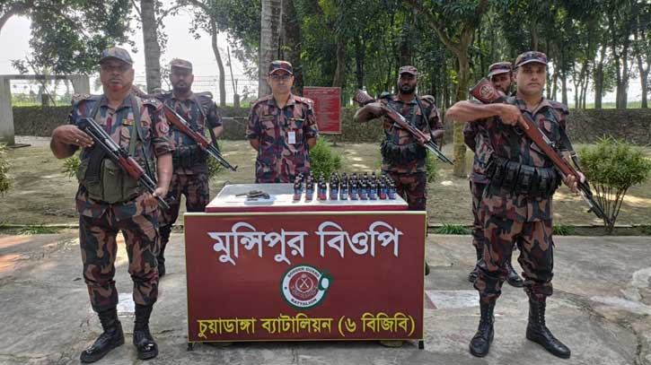 দামুড়হুদায় আগ্নেয়াস্ত্র গুলি ফেনসিডিল জব্দ