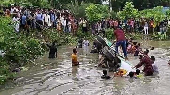 ঝালকাঠিতে যাত্রীবাহী বাস উল্টে পুকুরে, নিহত ১৭